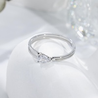 Bague minimaliste en acier inoxydable plaqué or 18 carats avec zircon cubique taille poire et design ajouré