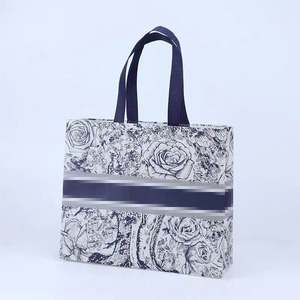 Sacs de courses et sacs d'épicerie pliables en tissu non tissé imprimés personnalisables - Product Image 1