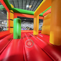 Structure gonflable combinée avec toboggan et mur d'escalade pour enfants