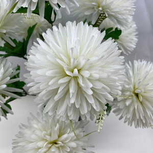 Bouquet <span class=keywords><strong>de</strong></span> chrysanthèmes artificiels en soie blanche, fausses fleurs <span class=keywords><strong>pompons</strong></span>, feuillage vert pour la décoration <span class=keywords><strong>de</strong></span> la maison, du vase, du mariage et des commémorations - Product Image 2