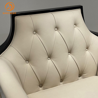 Fauteuil de luxe capitonné en velours avec garniture dorée pour le salon ou la décoration de la salle de séjour