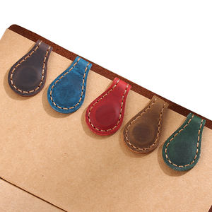 Marque-page en cuir véritable Crazy Horse Stitch à la main Graver au laser Marques de livre magnétiques à deux côtés - Product Image 1