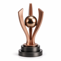 Trophée en verre et cristal avec fermoir, cornes foncées courbées autour d'une boule dorée, trophée sportif personnalisé pour les cadeaux de salon professionnel, les cadeaux de bienvenue
