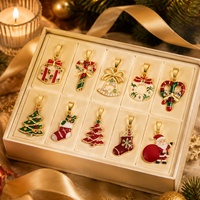 Vente en gros de bijoux de Noël saisonniers en laiton plaqué or 14K, pendentifs breloques de Noël émaillés (Père Noël, sapin, chaussette, cloche), cadeau pour femmes