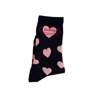 Vente en gros pas cher <span class=keywords><strong>Chaussettes</strong></span> à motifs Love Heart pour femmes <span class=keywords><strong>Jolies</strong></span> <span class=keywords><strong>chaussettes</strong></span> Crew en polyester pour la Saint-Valentin - Product Image 6