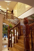 Rampe d'escalier courbée contemporaine Prima avec garde-corps en verre - Construction en acier inoxydable durable et bois, écologique, pour salle de bain et sous-sol