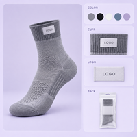 Chaussettes plates respirantes pour la course à pied avec logo gris, panneau de manchette, maille ventilée, gestion de l'humidité et maintien du talon, pour une performance athlétique et une évacuation de l'humidité