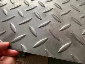 เครื่องรีดเย็นอัตโนมัติพร้อมดีไซน์ลายตารางหมากรุกเครื่องทำลายนูนแผ่นโลหะรูปแบบที่กำหนดเอง - Product Image 3