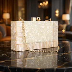 Bolso de Mano de Resina Perlada Blanca de Lujo con Cadena Dorada, Diseño Exquisito Hecho a Mano, Bolso de Noche Rígido de Estilo Único - Product Image 1