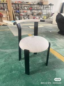 Silla de Restaurante Moderna de Madera con Cojín de Tela Borgoña, Diseño Contemporáneo para Áreas de Comedor - Product Image 3