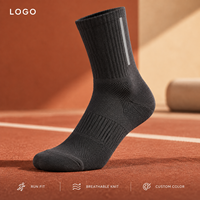 Chaussettes de course respirantes à rayures discrètes réfléchissantes en charbon, avec maille athlétique ventilée, gestion de l'humidité et maintien du talon plat