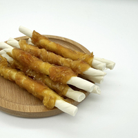 Bâton de cuir brut enveloppé de poulet naturel Offre Spéciale chien mâche chien traite la viande de poulet bâton molaire pour l'entraînement