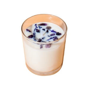 Vela Aromática Hecha a Mano con Flores Secas y Cristales |   Vela de Cera de Soja Colección Bienestar 2026 para Sanación, Meditación y Navidad - Product Image 1