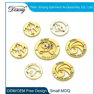 Étiquette métallique ronde ajourée de luxe avec logo découpé en lettres alphabétiques pour vêtements - Product Image 1