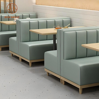 Mobilier de café, design incurvé vert, banquettes, canapé avec tables à manger carrées et chaises à cadre en bois, ensemble de restaurant