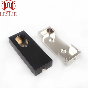 Soporte de tubo cuadrado abatible de aleación de zinc sólido Leslie para barra de ropa de armario, con brida, negro y dorado, montaje en pared - Product Image 3