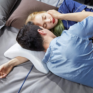 Oreiller de sommeil pour couple en mousse à mémoire de forme, rectangulaire avec trou pour le bras, offrant confort et soutien pour hôtel, voyage, repos, bureau, lit - Product Image 4