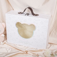 Boîte-cadeau de jouet en peluche de logo creux personnalisé Boîte d'emballage en carton portable pour manteau pull vêtement