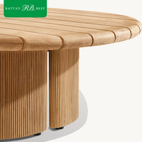 Table basse en teck de style nordique japonais moderne avec pieds cannelés pour cour extérieure