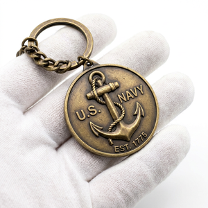 Portachiavi in Metallo con Lupo che Urla alla Luna, Tono Argento Anticato, Dettagli Pelo Realistico, per Collezionisti di Mitologia, Regalo, Accessori Decorativi - Product Image 3