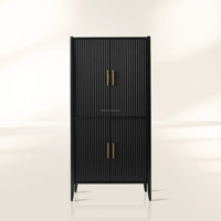 Gerippter schwarzer Weinschrank mit goldenen Griffen, hoher gerippter Sideboard-Buffet-Konsolenschrank mit Doppeltüren für Esszimmer und Hausbar