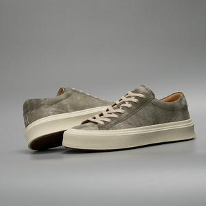 Chaussures basses décontractées en daim gris et cuir nubuck à plateforme, style baskets durables et flexibles pour la marche, avec doublure en maille et semelle antidérapante pour homme - Product Image 3