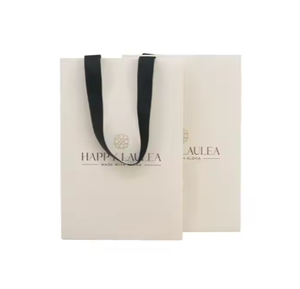 Bolsa de <span class=keywords><strong>Regalo</strong></span> de Cartón Blanco de Alta Gama con Logotipo Personalizado para Joyería <span class=keywords><strong>y</strong></span> Ropa, con Laminado Mate, Recubrimiento UV <span class=keywords><strong>y</strong></span> Esponja - Product Image 1