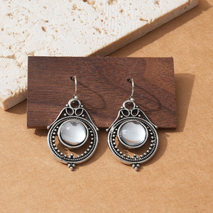 Pendientes Colgantes Bohemios Retro con Piedra Lunar, Plata Tibetana Blanca Antigua con Engaste de Bisel, para Fiesta y Moda - Product Image 1