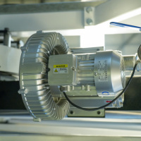 Machine de production de film soufflé co-extrudé ABC à trois couches avec changement automatique de rouleau pour la fabrication de sacs PE et de films laminés