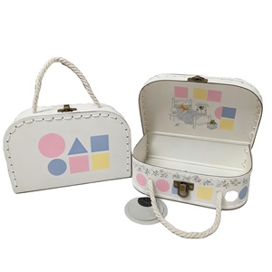 Scatola Valigia in Cartone Personalizzata con Manico in Metallo, Laminazione Opaca e Goffratura per Confezioni Regalo di Giocattoli, Vestiti, Pellicce e Calze - Product Image 2