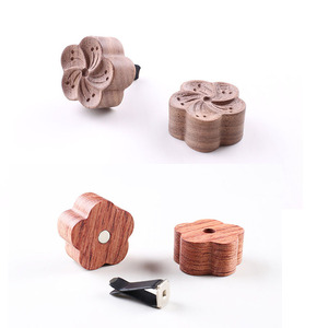 ที่หนีบช่องแอร์รถยนต์ กลิ่นหอม น้ำมันหอมระเหย ลายดอกไม้ ทรงกลมเล็ก ทำจากไม้ - Product Image 3