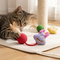 Jouet interactif pour chat en peluche de dessin animé avec balle en sisal et plumes pour la mastication et le jeu en intérieur