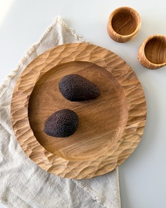Assiette de service ronde en bois de chêne, bord texturé sculpté à la main, artisanale, écologique, biodégradable, OEM personnalisé, Vietnam, hôtel, restaurant - Product Image 5