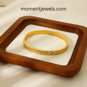 Brazalete Chapado en Oro de 18K, Resistente al Agua, Acero Inoxidable que No se Deslustra, con Incrustaciones de Diamantes, Regalo para Mujer - Product Image 4