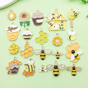 Colgante de aleación con diseño de panal de abeja, tamaño mediano, con efecto de goteo de aceite, accesorios de joyería DIY - Product Image 1