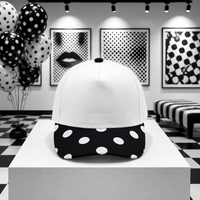 Gorra de Béisbol Snapback Personalizada, Negra con Estampado de Puntos Blancos, Visera Blanca, Ajustable, Unisex, 5 Paneles, Gorras Lisas