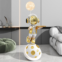 Décoration d'intérieur INS Creative Astronaute LED Lampe Résine Artisanat Grande Figurine Ornements pour Salon Décoration pour Maison Cadeaux