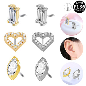 Boucles d'oreilles en titane en forme de cœur avec strass en cristal serti clos, bijoux de mode unisexe pour piercing au cartilage de l'oreille - Product Image 1