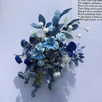 Kunstmatige blauw-witte roos, lelie en hortensia bloemenwand voor bruiloft achtergrond, feest, ceremonie en evenementendecoratie