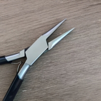 Pince à bec effilé professionnelle mini en acier inoxydable pour ajustement de montures de lunettes en plastique, personnalisable OEM, pour usage en atelier d'optique