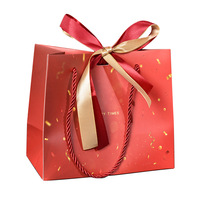 Sacs cadeaux en papier kraft rouge festif 230g avec logo personnalisé, ruban, nœud et poignée en corde pour emballage de vêtements, bougies de mariage - Durable