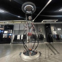 Escultura de Robot Femenino de Fibra de Vidrio con Iluminación LED en Forma de Anillo Orbital para Vestíbulo de Centro Comercial, Diseño Personalizado