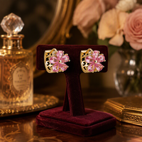 Boucles d'oreilles créoles Huggie en laiton plaqué or 18 carats, motif floral géométrique, perles et zircone cubique, pour femme, style tendance vintage, éclatantes