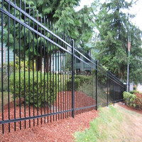 Clôture tubulaire soudée en fer galvanisé sur mesure pour extérieur, par un fournisseur d'usine de clôtures, avec design de grillage en acier zingué à tubes carrés