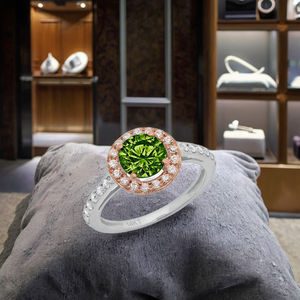 Anelli di fidanzamento naturali originali per peridoto personalizzato 14k bianco e rosa rosa con taglio rotondo Halo - Product Image 2