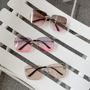 Lunettes de soleil carrées D2 60231 avec chaîne en métal doré, protection UV pour femmes, tendance et élégantes, protection solaire pour les voyages et la conduite - Product Image 2