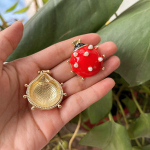 <span class=keywords><strong>Ciondolo</strong></span> Charm a Forma di <span class=keywords><strong>Coccinella</strong></span> in Ottone Placcato Oro con Dettagli in Perle e Smalto Rosso, Gioiello Regalo - Product Image 4