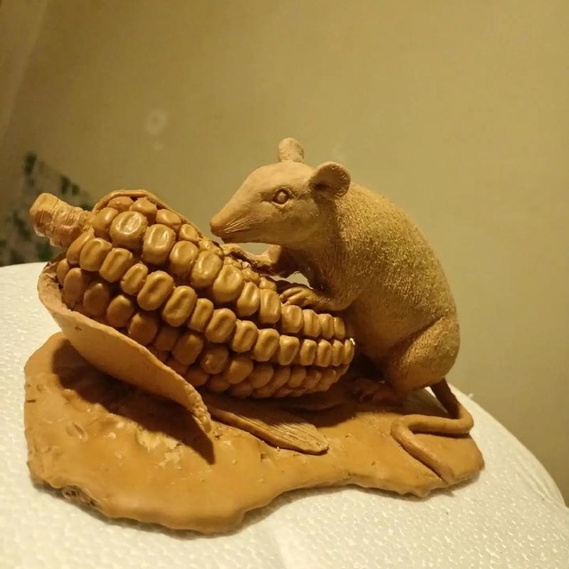 Clay Artificial Rat Eating Corn Figurine Handcrafted Vivid Detail Kindergarten Decor Children's Gift Cultural Creative Souvenir