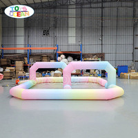 Piste de karting gonflable en PVC avec installation facile, arène de voitures tamponneuses à dégradé pastel arc-en-ciel pour les activités de plein air des enfants