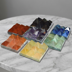 Ensemble de plaques pyramidales en agate sculptée et gravée, thème Amour, pour la guérison Vastu, avec pierres précieuses Feng Shui des sept chakras, provenant du Gujarat - Product Image 3